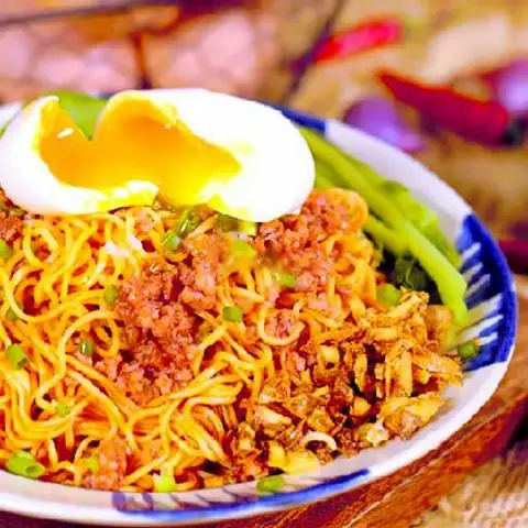 Hình ảnh Mì trộn trứng hồng đào