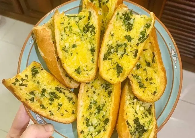 Hình ảnh Bánh mì bơ tỏi thêm