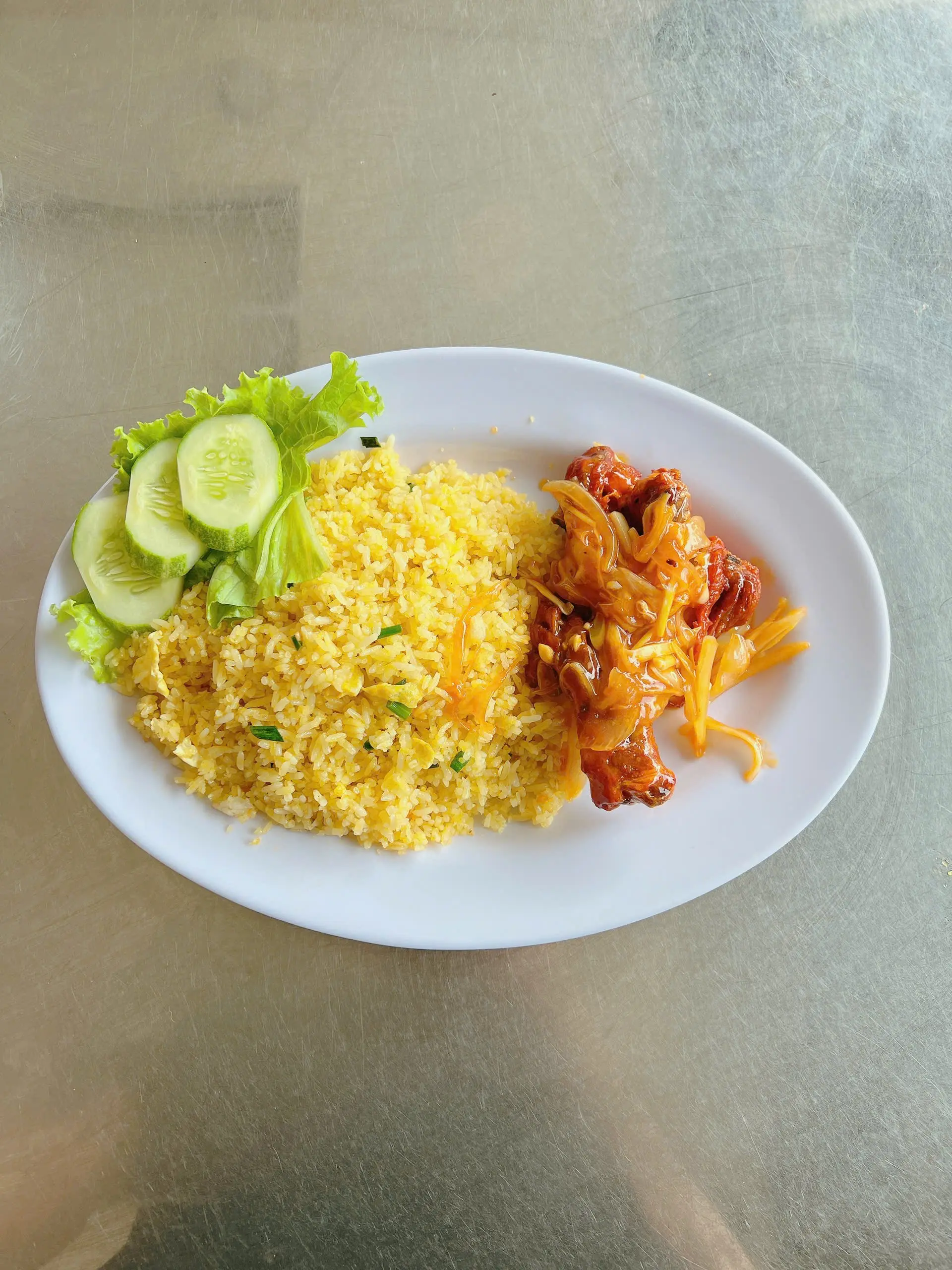 Hình ảnh Cơm chiên đùi gà nước mắm