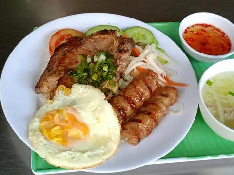 Hình ảnh Cơm sườn nem nướng ốp la 