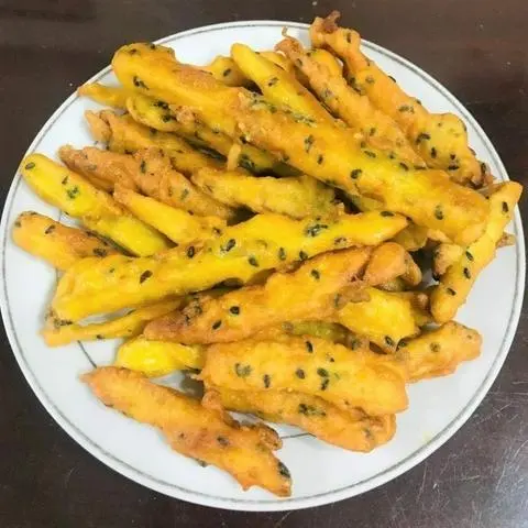 Hình ảnh Khoai lang chiên mè đen lắc phô mai