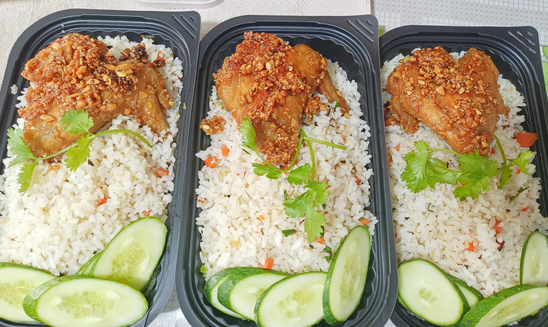 Hình ảnh Cơm chiên cánh gà mắm tỏi