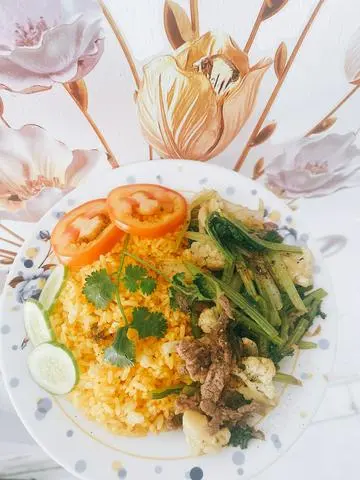 Hình ảnh Cơm chiên bò xào cải