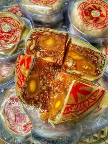 Hình ảnh Bánh Pía Thập Cẩm Gà Quay 8 trứng Muối _ 500g