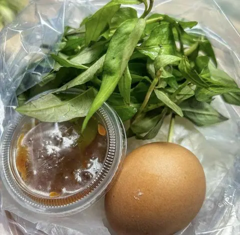 Hình ảnh Bánh tráng chấm sốt muối tắc
