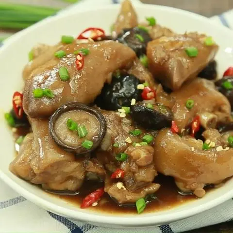 Hình ảnh Cơm Giò Heo hầm nấm đông cô