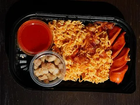 Hình ảnh Mì trộn xúc xích tóp mỡ