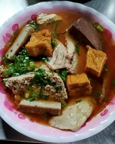 Hình ảnh Canh bún - riêu cua - chả cây - chả cá - thịt - đậu - huyết - cà chua