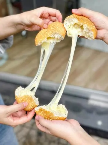 Hình ảnh Bánh Tiêu Phomai Kéo Sợi