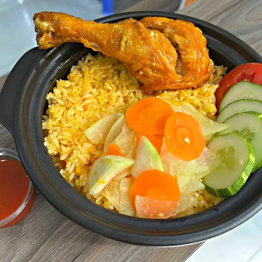 Hình ảnh Cơm Rang Đùi Gà Sốt Mắm Tỏi