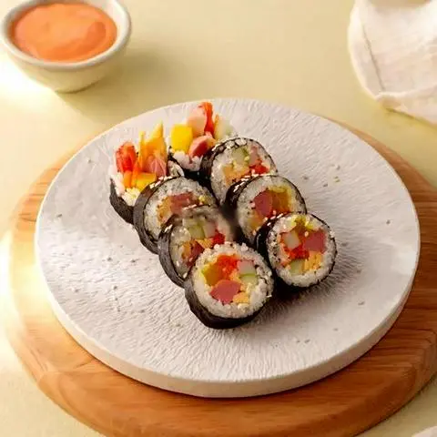 Hình ảnh Cơm cuộn kimbap truyền thống siêu nhân