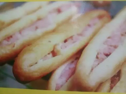 Hình ảnh Bánh mì que sốt bơ xúc xích
