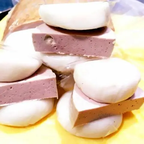 Hình ảnh Bánh dầy kẹp chả lụa