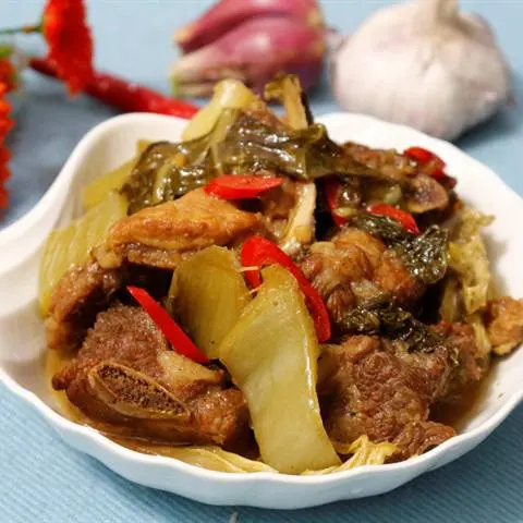 Hình ảnh Cơm sườn sụn kho cải chua.