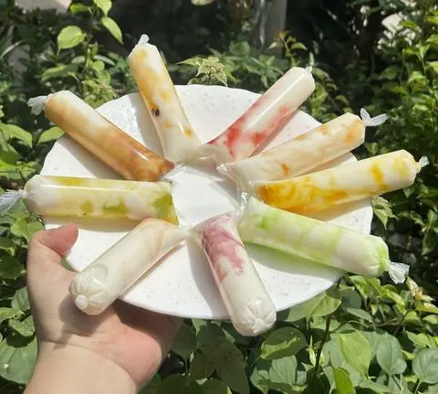 Hình ảnh 1 túi sữa chua ít ngọt - ăn vặt tuổi thơ