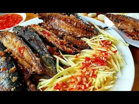 Hình ảnh Cá nục chiên + dưa cải