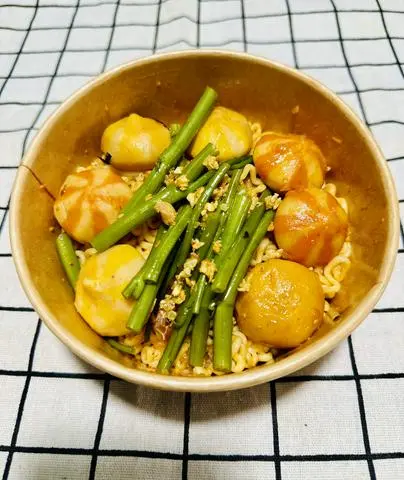Hình ảnh Mì sốt tomyum bánh bao nhân trứng cá