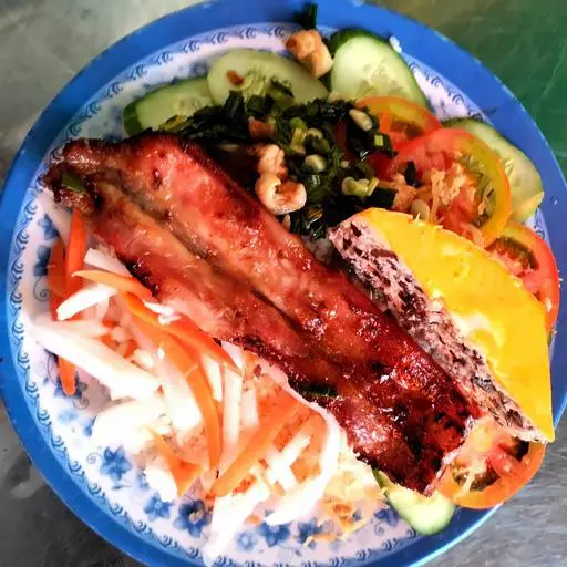 Hình ảnh Cơm tấm sườn ba rọi chả