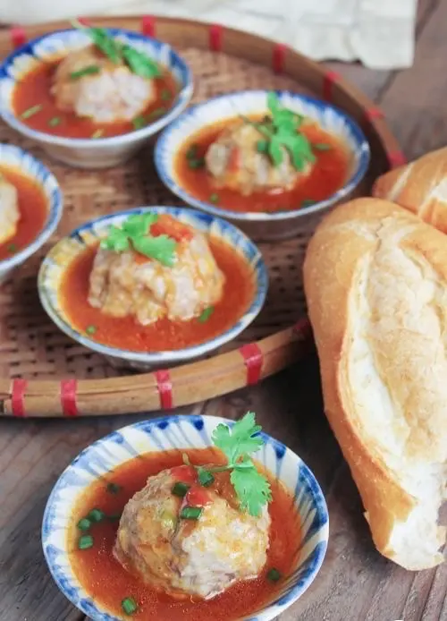 Hình ảnh 3 viên xíu mại + 1 ổ bánh mì