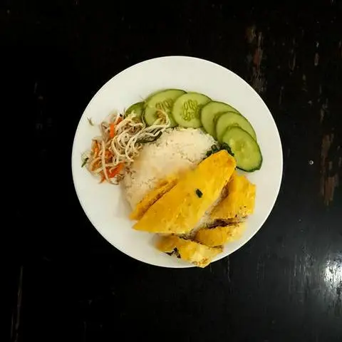 Hình ảnh Cơm trứng cuộn thịt chiên
