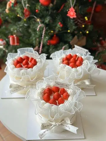 Hình ảnh Bánh kem Bó Bông Trái Dâu 14cm 