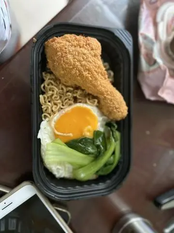 Hình ảnh Mì Indomie Đùi Gà Ốp La