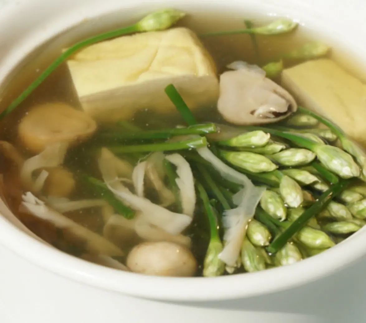 Hình ảnh Canh bông hẹ đậu hũ chay - Chive flower with tofu soup
