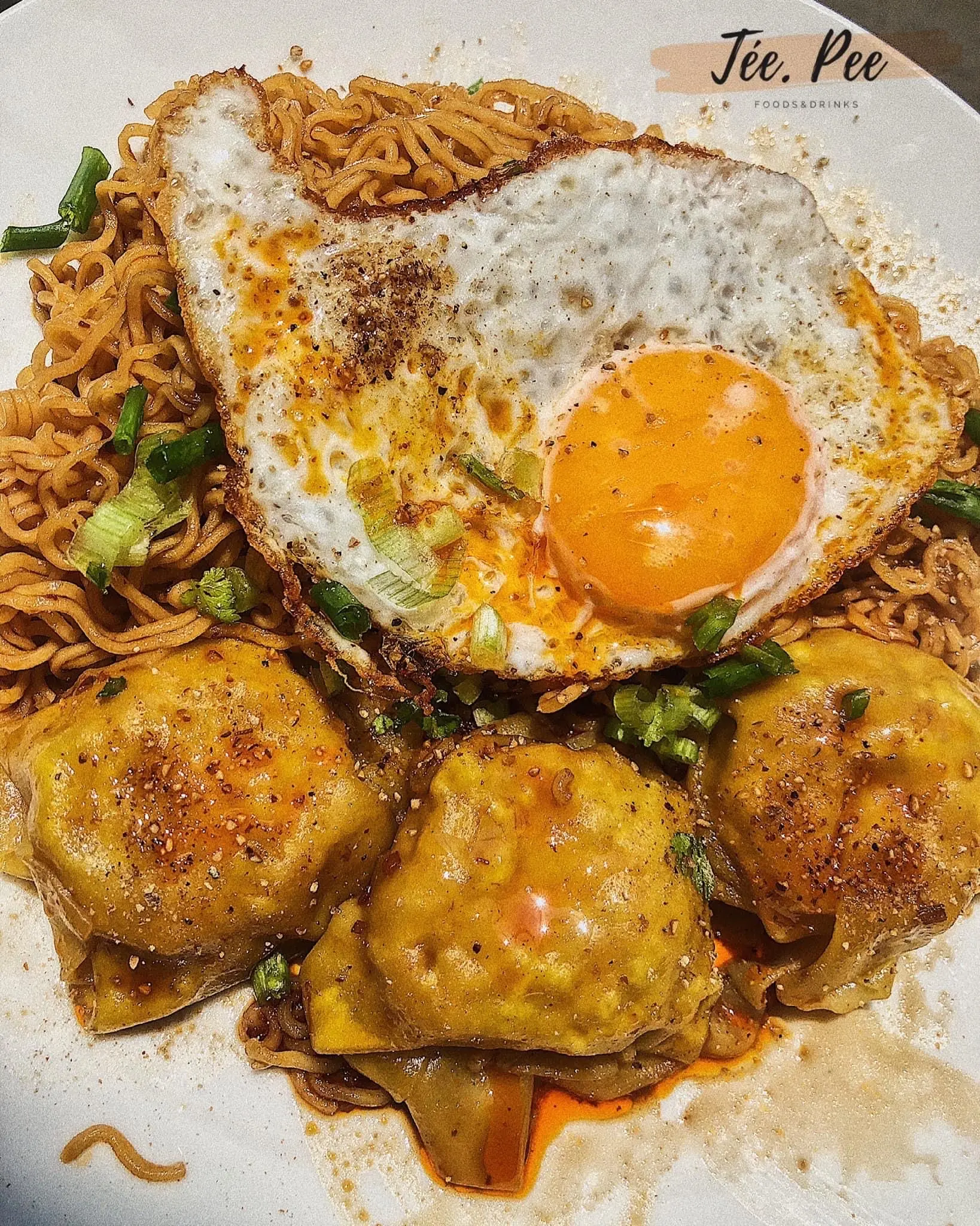 Hình ảnh Hoành thánh mì khô trộn ốp la- 干馄饨面拌煎蛋卷