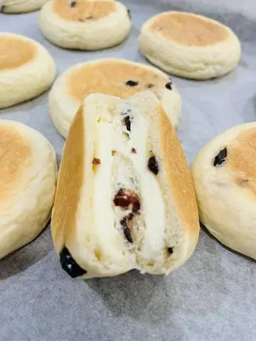 Hình ảnh Bánh mì phô mai việt quất
