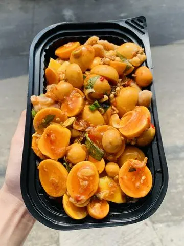 Hình ảnh Chân gà sốt thái Mix trứng gà non 