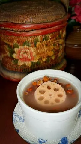 Hình ảnh Canh củ sen và đậu phộng bổ tỳ