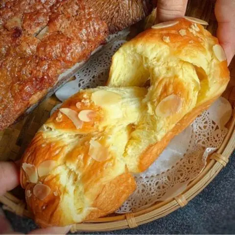 Hình ảnh Bánh mì hoa cúc hạnh nhân