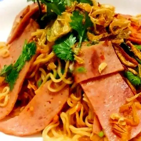 Hình ảnh Mì Xào Bò - Xúc Xích