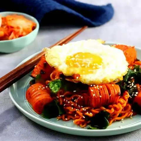 Hình ảnh Mì Xào Trứng - Xúc Xích