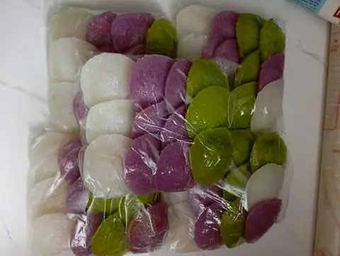 Hình ảnh Bánh bò muối mè cốt dừa  "bịch 5 cái"