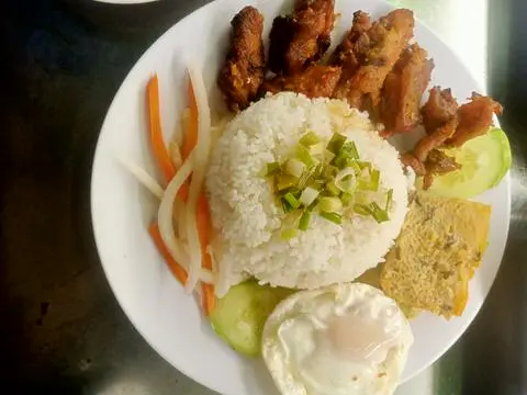 Hình ảnh cơm xiên chả trứng 