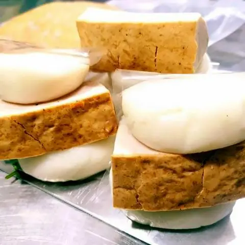 Hình ảnh Bánh dầy kẹp chả quế