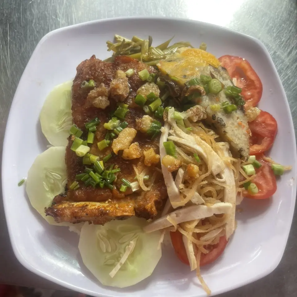 Hình ảnh Cơm Sườn Bì Chả nướng thơm ngon