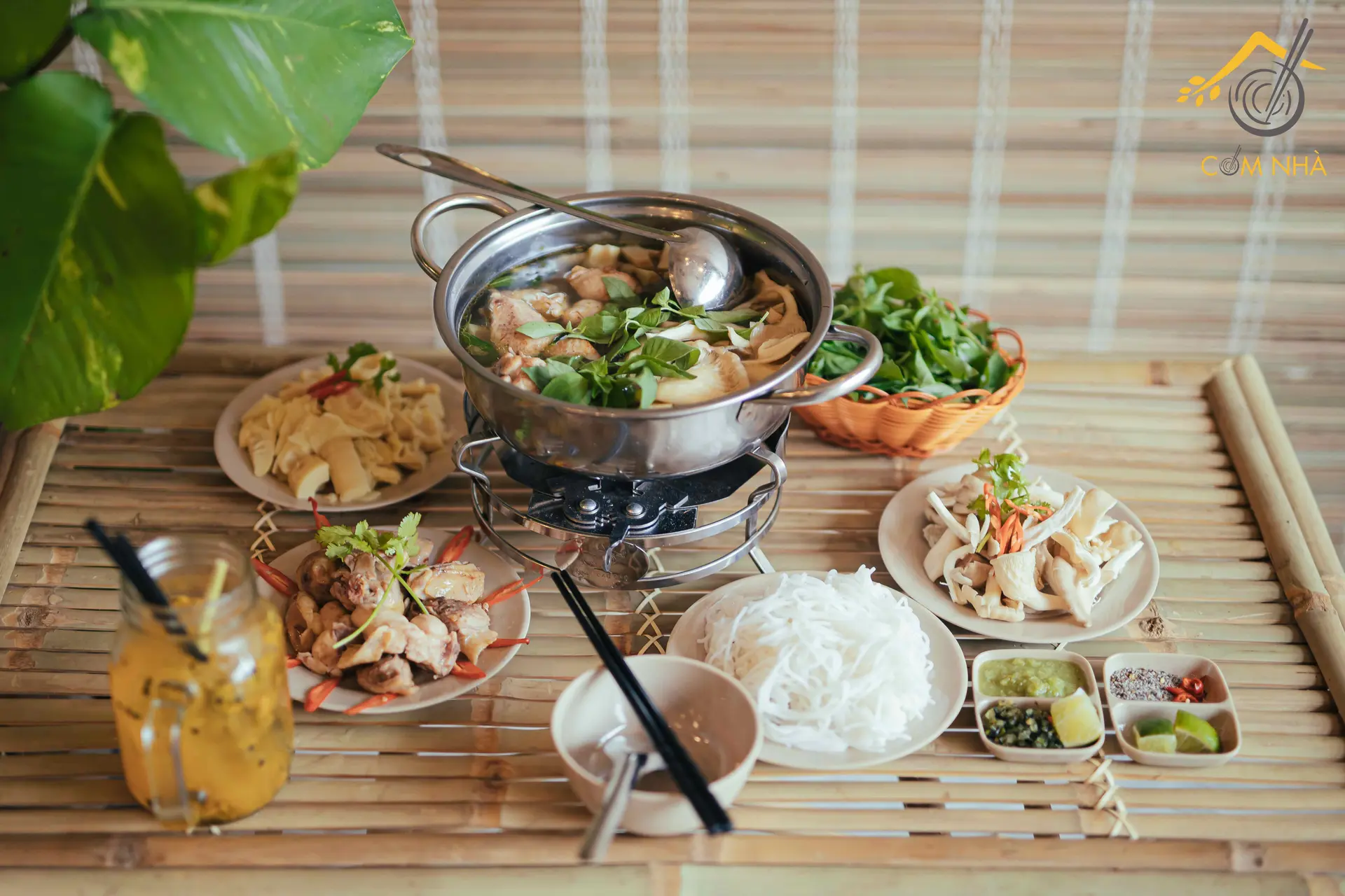Hình ảnh Lẩu Gà Lá É Lớn