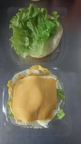 Hình ảnh hamburger cá hồi trứng phomai 