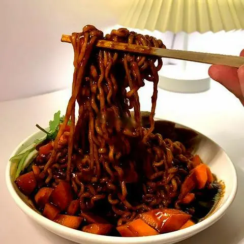 Hình ảnh Mì sốt tương đen cay bò viên