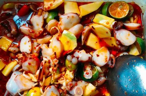 Hình ảnh MIX Chân Gà & Bạch Tuộc sốt thái