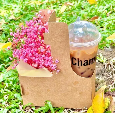 Hình ảnh Giỏ hoa và trà sữa sốt khoai môn 