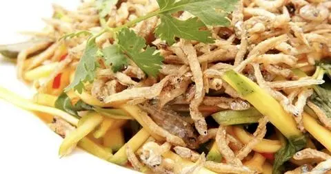 Hình ảnh Gỏi xoài khô cá cơm chiên giòn- món nhậu