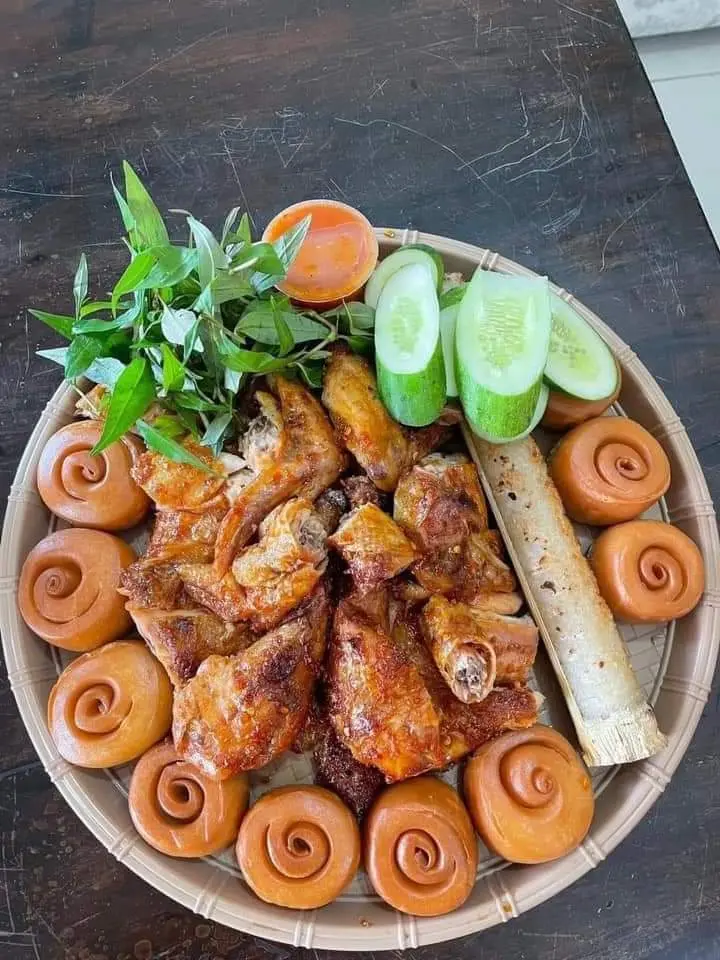 Hình ảnh Combo 1 gà nướng muối ớt(không cay) + 10 bánh bao + 1 cơm lam 