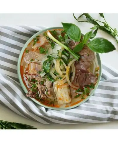 Hình ảnh Bún bò đầy đủ không giò