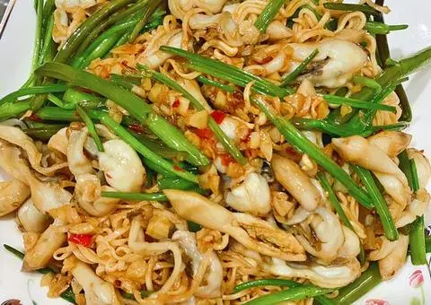 Hình ảnh Ốc Móng Tay Xào Mì Rau Muống