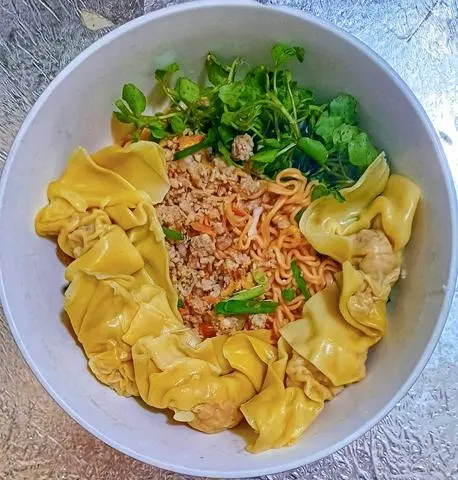Hình ảnh Mì gói : 5v hoành thánh + thịt bằm