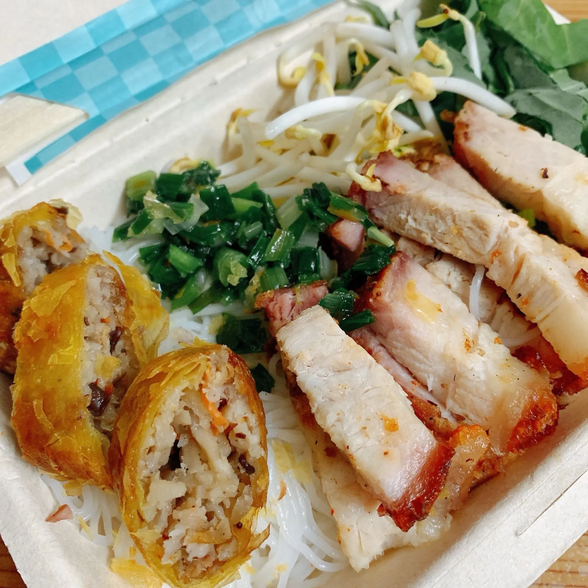 Hình ảnh Bún Heo Quay + Trà Vải