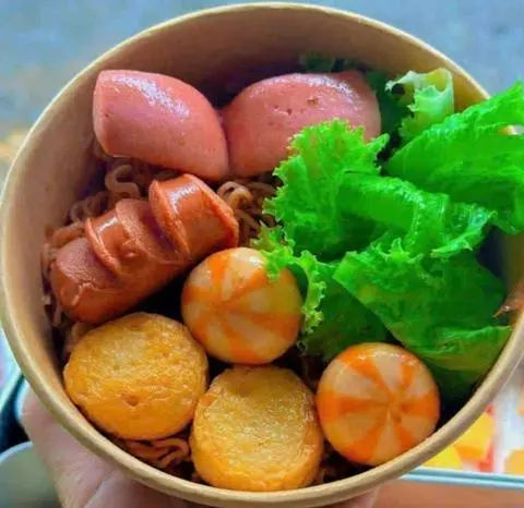 Hình ảnh Mì trộn xúc xích cá viên thập cẩm